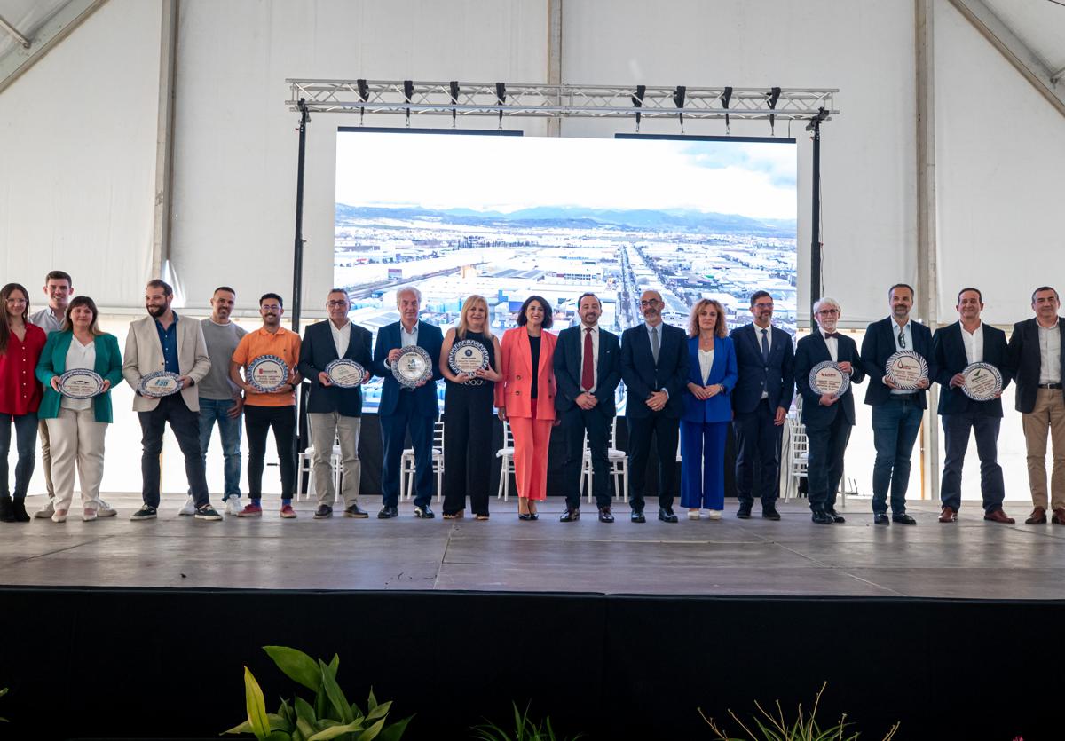 Foto de familia de empresas galardonadas en el encuentro Juncaril-Asegra