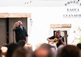 El niño de Elche, frente a las bodegas Barea Granados.