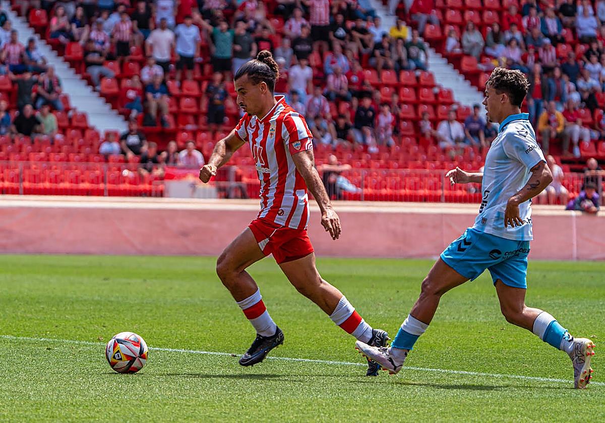 Aarón Romero enfila a Céspedes, perseguido por Izan Merino.