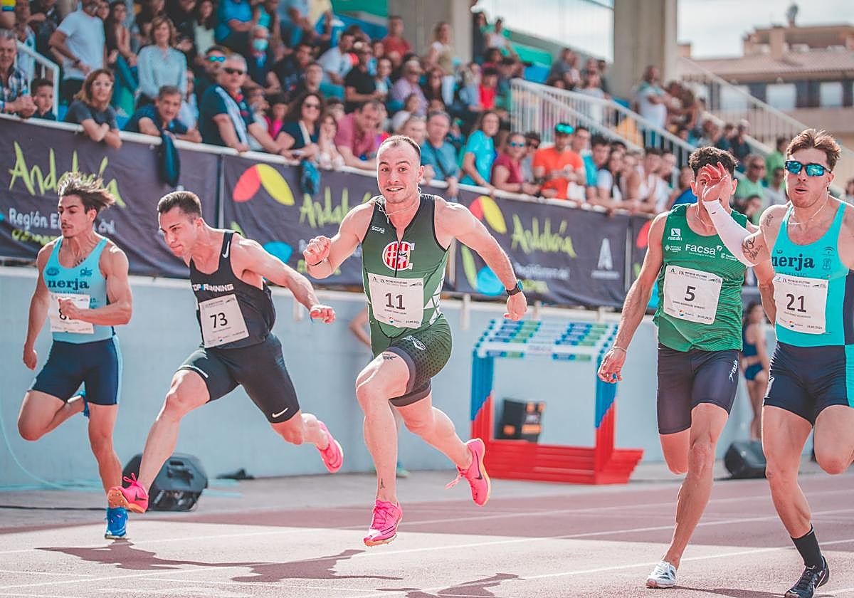 Últimos metros de una de las carreras de 100 metros lisos.