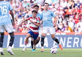 Sergio Rodelas intenta un avance durante el encuentro en Los Cármenes.