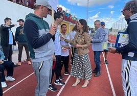 África Colomo saluda a participantes en los Juegos Provinciales del Deporte Especial.