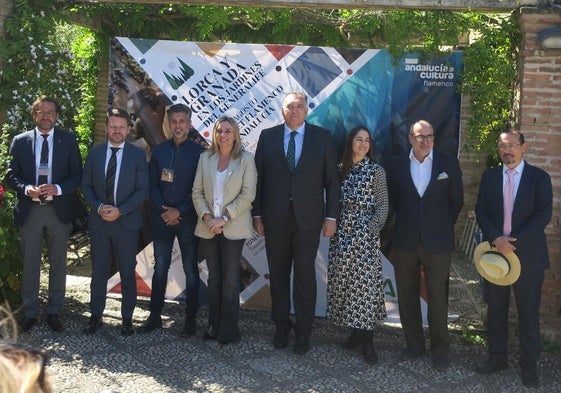 Autoridades y artistas, ayer en la presentación del Ciclo Lorca y Granada en los jardines del Generalife.