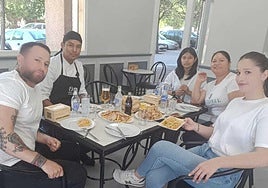 Reabre sus puertas un mítico bar de Granada con tapas a lo bestia.