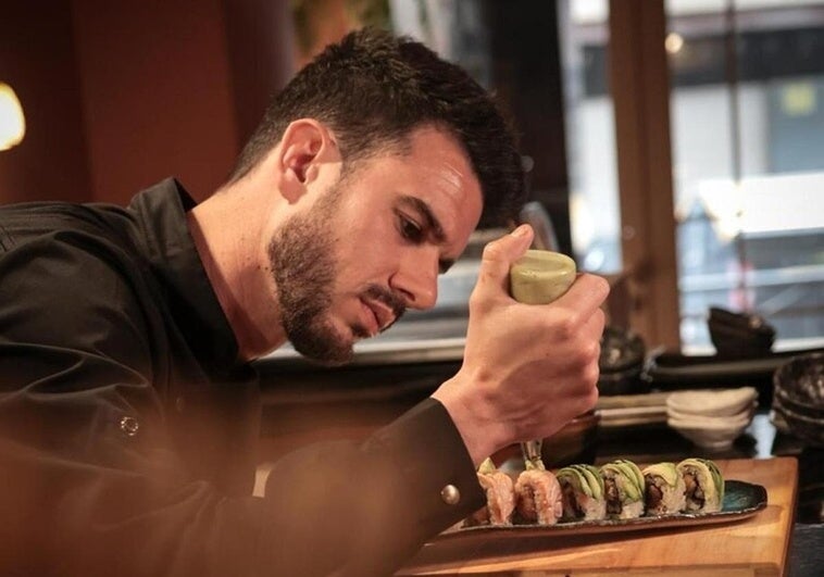 José Luis Miranda en plena creación en el restaurante KIĀTO de Granada.