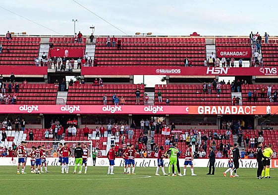 Los futbolistas del Granada se despiden de su afición por esta temporada con Los Cármenes casi vacío.