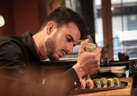 José Luis Miranda en plena creación en el restaurante KIĀTO de Granada.