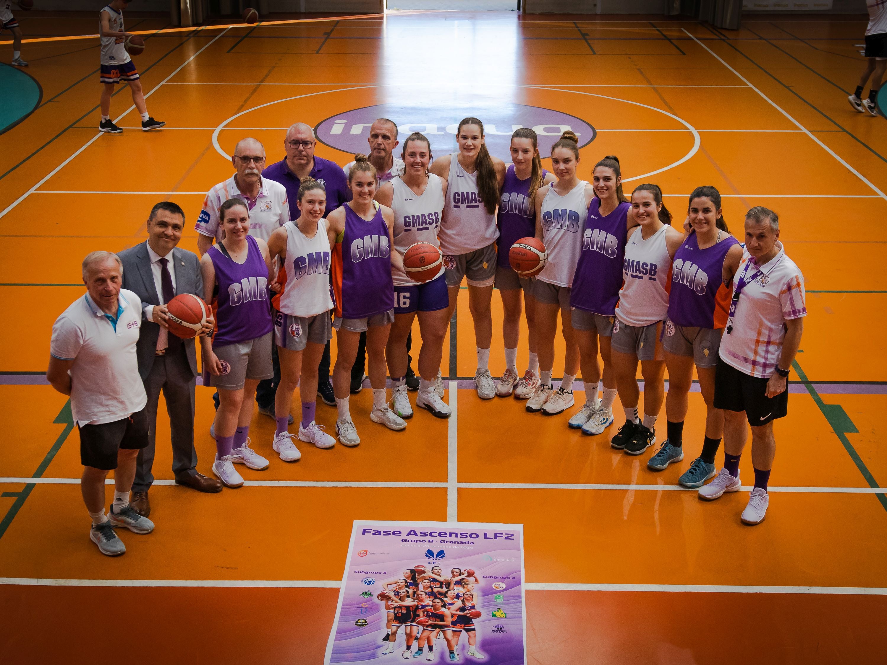 Plantilla y cuerpo técnico del Reina Isabel GmasB, con el Concejal de Deportes, Jorge Iglesias.