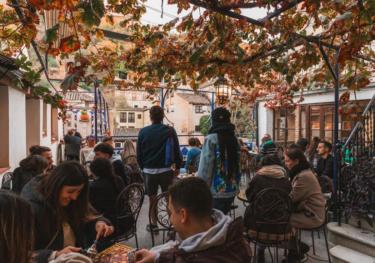 Imagen principal - Una tetería única en Granada que arrasa: vistas a la Alhambra y «un pack de éxito»