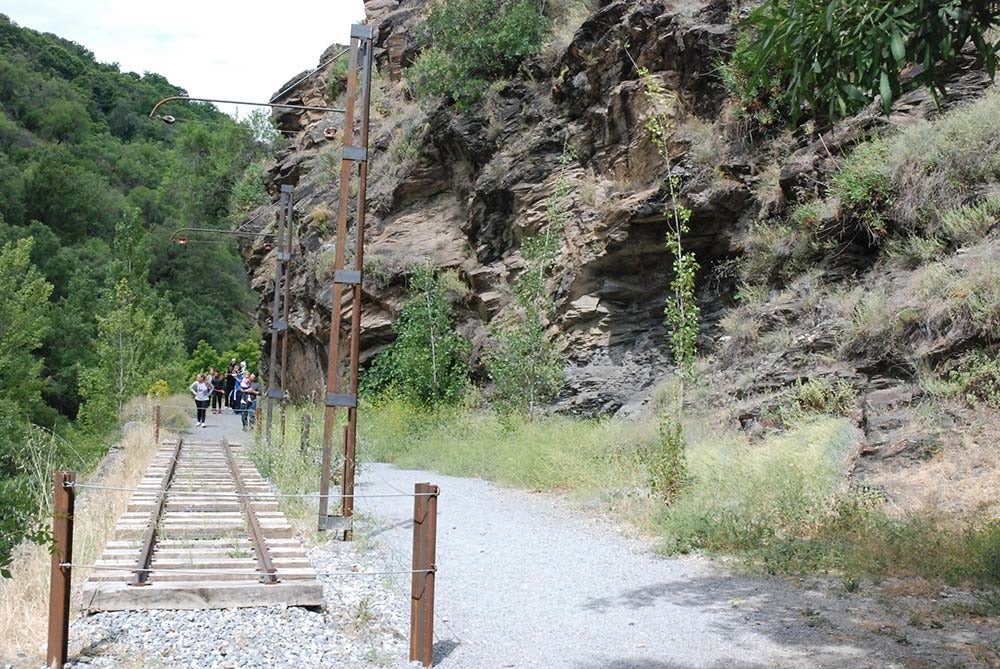 Imagen principal - Un sendero refrescante a la vera del río Genil en el pueblo granadino que parece Noruega