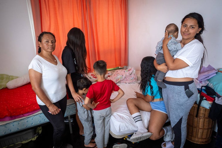 Miriam Cristina y Ana María, solicitantes de asilo tras llegar desde Colombia, enseñan su casa.