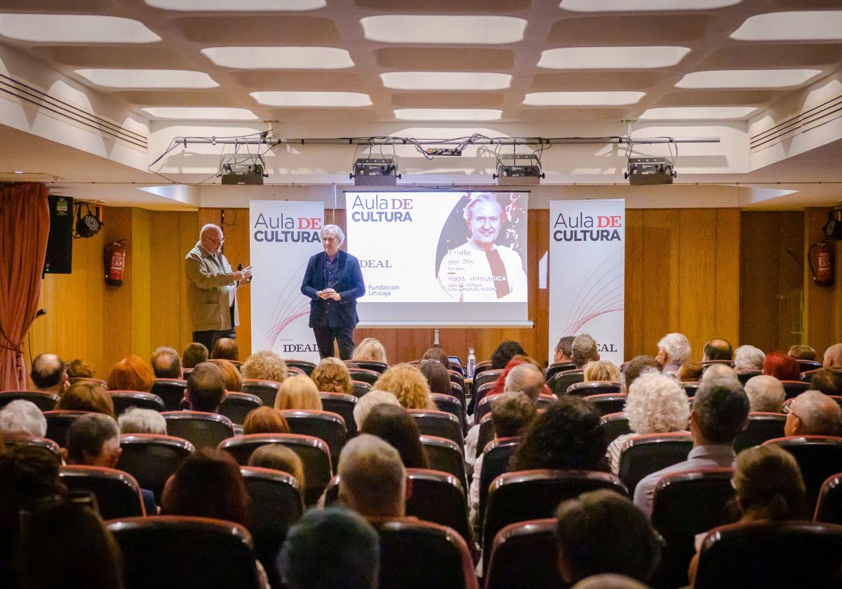 Eduardo Peralta y Emilio del Río, ante el repleto auditorio de la ONCE, donde se desarrolló una nueva edición del Aula de Cultura.