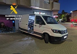 Furgoneta cargada con biciclestas de alta gama, abandonada cuando los presuntos autores de la sustracción salieron huyendo al ser pillados 'in fraganti'.