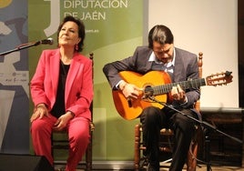 Carmen Linares cantando en la presentación del libro-disco