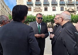 El consejero de Cultura, Arturo Bernal, junto co el obispo y el alcalde en la plaza de Santa María.