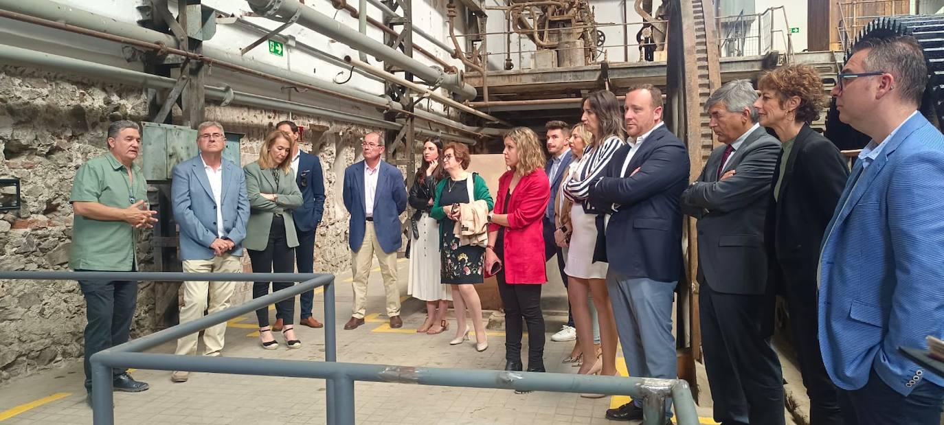 Los representantes de la Comisión de Desarrollo visitan la fábrica del Pilar de Motril.