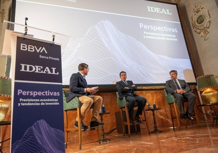 El presentador David Baños con los expertos de BBVA Miguel Cardoso y Álvaro Manteca.