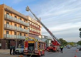 Bomberos, Policía Local y Guardia Civil intervienen en el bloque de viviendas donde se ha originado el fuego en Guadix.