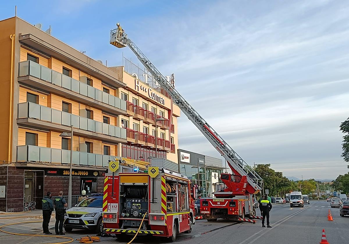 Bomberos, Policía Local y Guardia Civil intervienen en el bloque de viviendas donde se ha originado el fuego en Guadix.