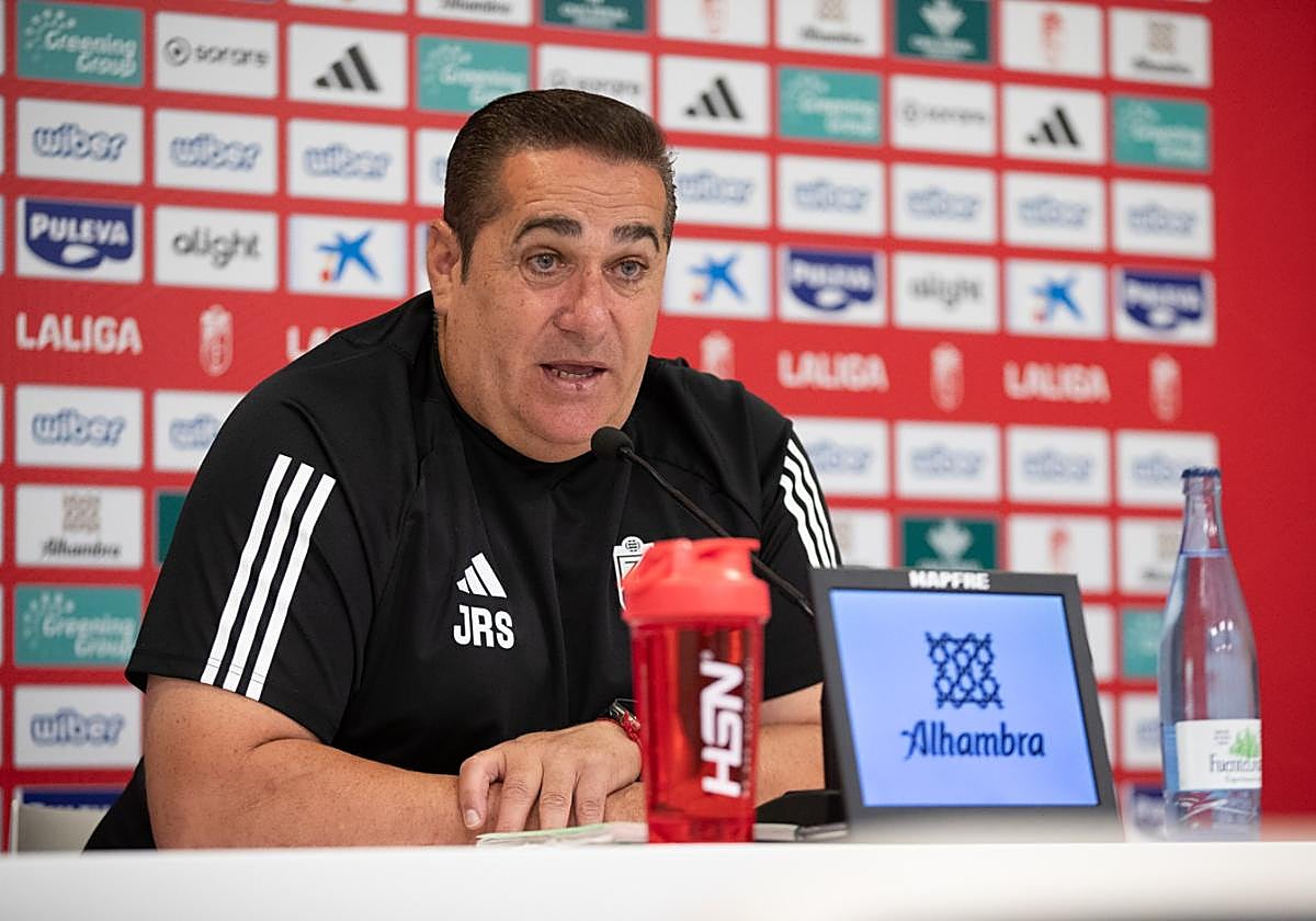 Sandoval atiende a los medios este jueves.