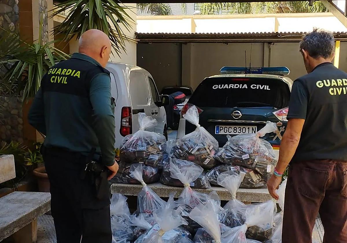 Imagen de la Guardia Civil en una operación en el Puerto de Motril.