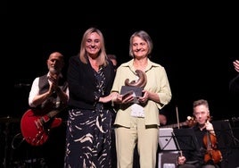 La alcaldesa de Granada, Marifrán Carazo, entrega el Premio Lorca de Poesía a Ana Nira Ferreira, hija de la poeta uruguaya Circe Maia.