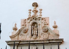 Imagen de San Torcuato en la fachada de la Escuela de Artes