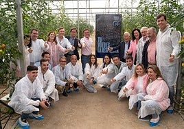 Pegada de carteles del Partido Popular.