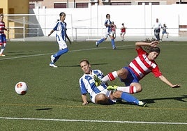 Laura Pérez cae en el partido entre ambos equipos disputado en el temporada 2013/2014 en Granada.