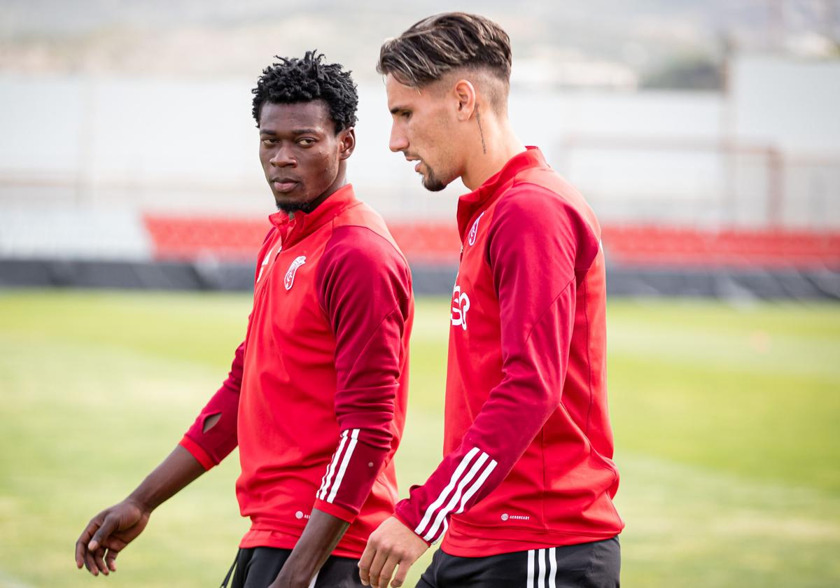 El central Oscar, del Recreativo Granada, salta al entrenamiento acompañando a Theo Corbeanu.