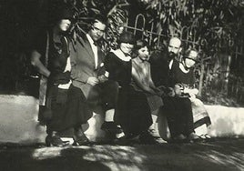 De izquierda a derecha, Emilia Llanos, Federico García Lorca, Zenobia Camprubí, Isabelita, Juan Ramón Jiménez y Concha García Lorca en el Generalife. Finales de junio de 1924.