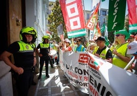 Protesta de los trabajadores de Rober a las puertas del Ayuntamiento