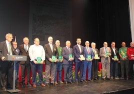 Foto de familia de todos los homenajeados con medallas y metopas.