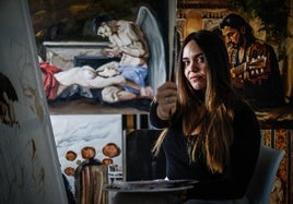 Elena Ruiz posa en su estudio, en Pinos Puente, rodeada por algunas de sus pinturas.