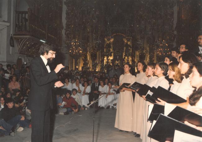 José García Román, al frente del coro, en una de las actuaciones de los primeros tiempos.