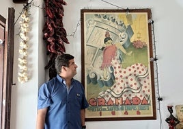 Estefan Rosillo contempla un cartel del Corpus de 1946 en un bar del barrio del Realejo.