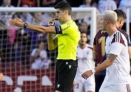 Busquets Ferrer señala el final de un partido, un deseo de indálicos y cadistas para olvidar.