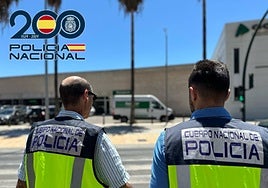 Agentes policiales en las inmediaciones de la franquicia de la empresa.