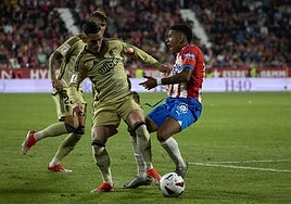 José Callejón puja por un balón con Sávio en Montilivi.
