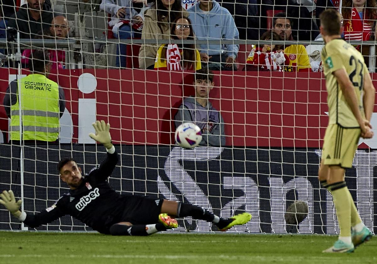 Marc Martínez, batido por Dovbyk en uno de los dos penaltis que le marcó ante la mirada de Gumbau.