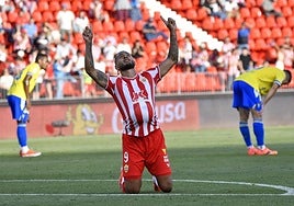 El exrojiblanco Luis Suárez celebra uno de sus goles al Cádiz.