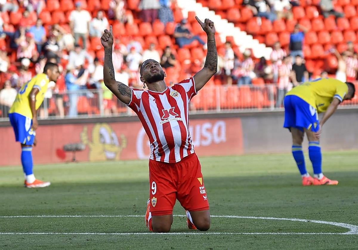 El exrojiblanco Luis Suárez celebra uno de sus goles al Cádiz.
