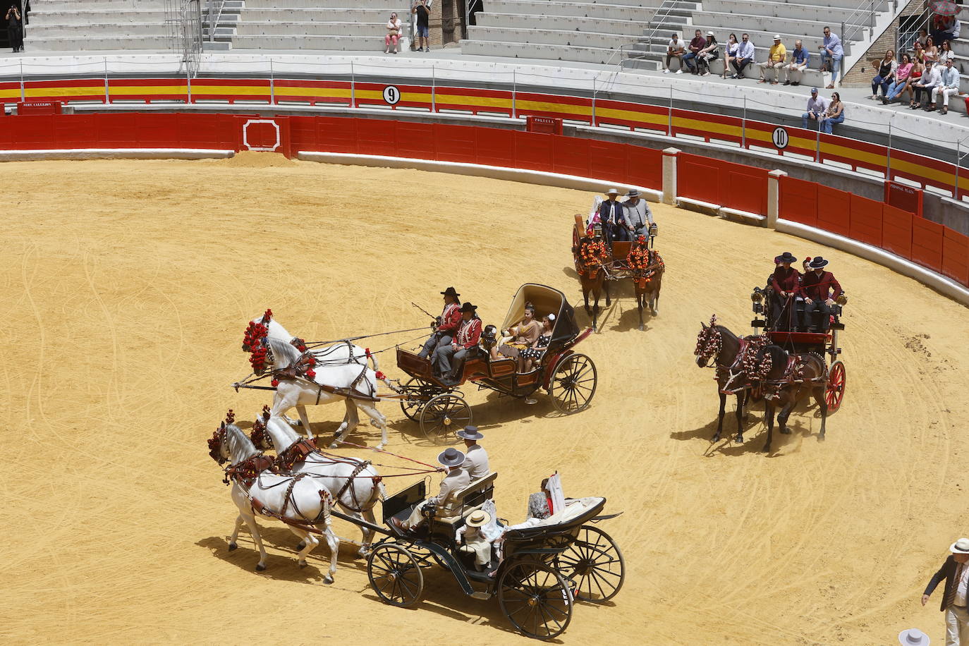 Espectaculares imágenes de los enganches en la plaza de toros de Granada