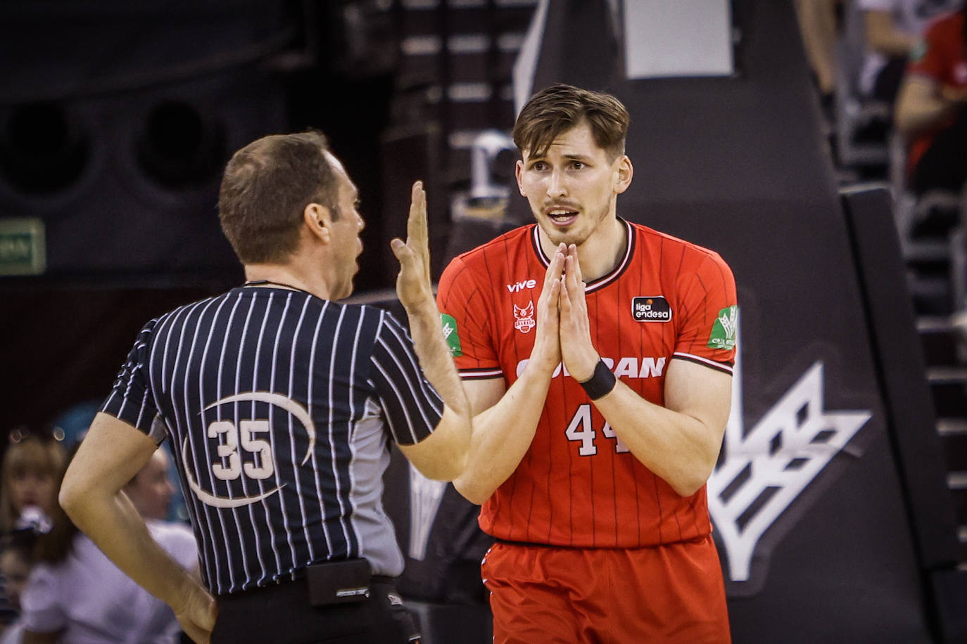 David Kramer (44) charla con el árbitro Emilio Pérez Pizarro.