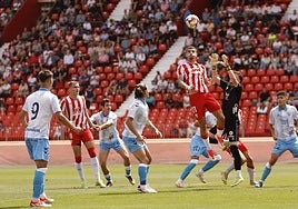 Josema salta por encima de Céspedes, jugador clave en el inicio de jugada del Malagueño.