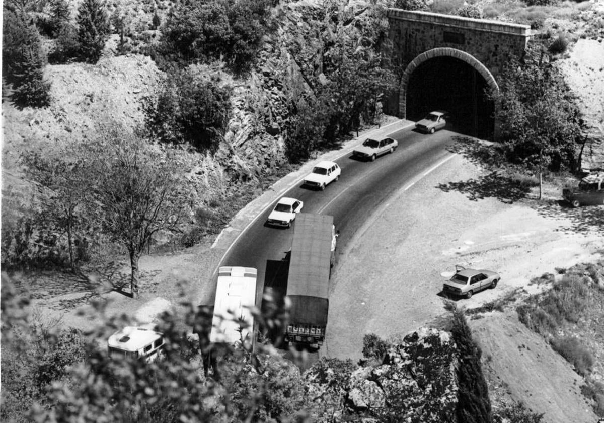Túnel del antiguo trazado de la N-IV a su paso por Despeñaperros, antes de que fuera autovía.