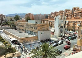 Colas de usuarios a las puertas del centro de salud Virgen del Mar, junto a la Bola Azul, en Almería.