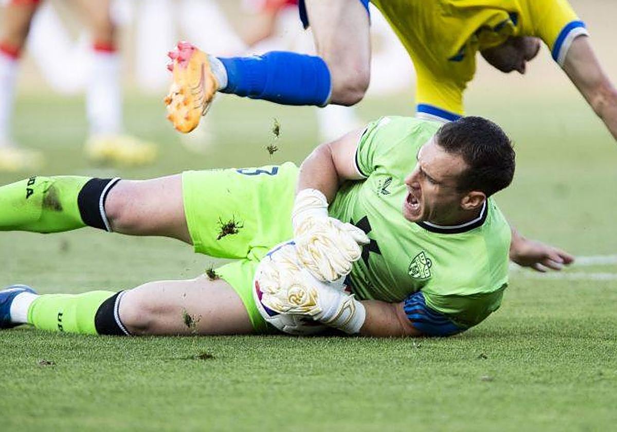 Fernando se hace con el balón en el partido ante el Cádiz.