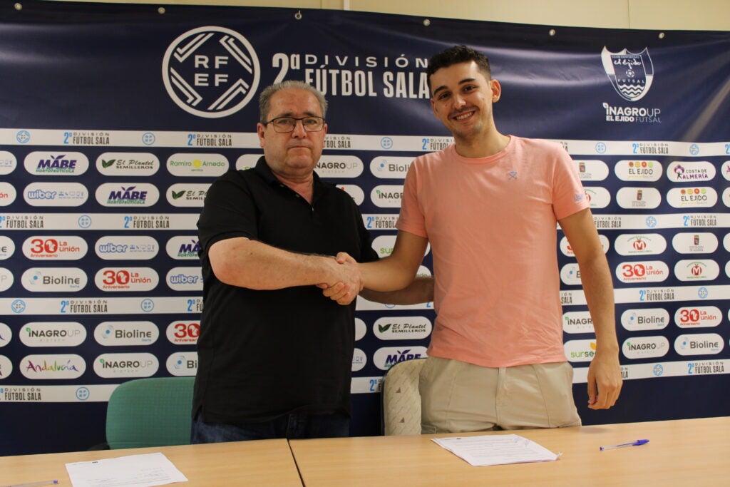 Juanan posa tras su flamante renovación.