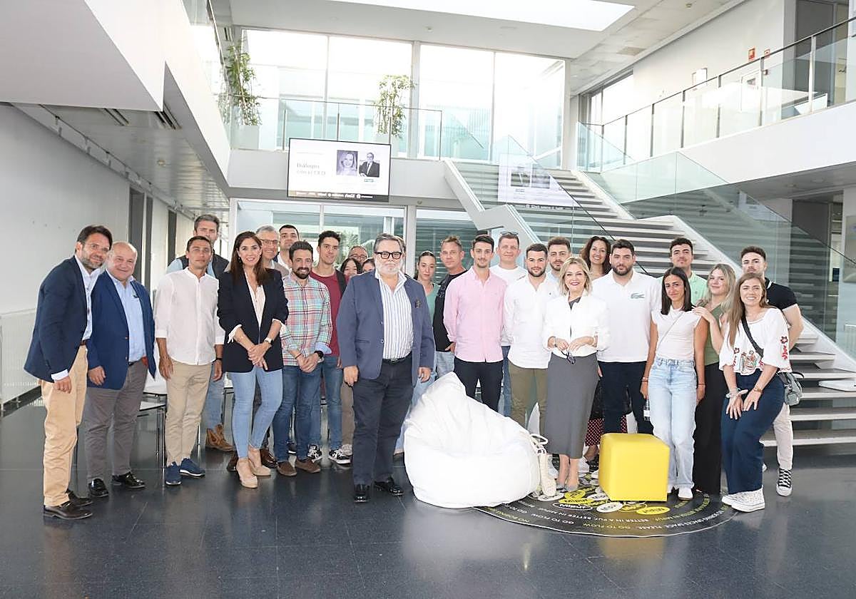 Ángeles Orantes y Jerónimo Luque, en el centro, con los jóvenes que asistieron al encuentro.